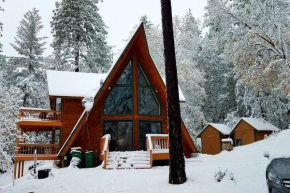 Cheerful 4 bedroom home with the fireplace